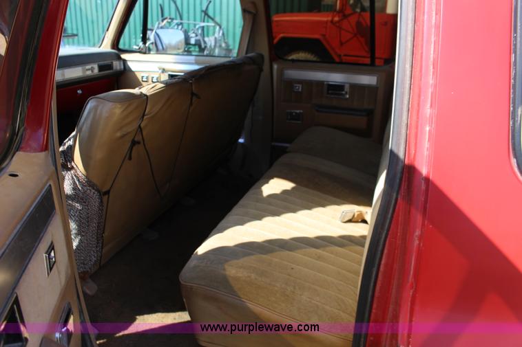 image for item F7627 1986 Chevrolet Silverado 10 Suburban SUV