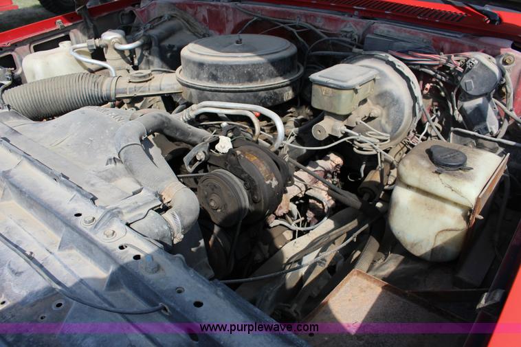 image for item F7627 1986 Chevrolet Silverado 10 Suburban SUV