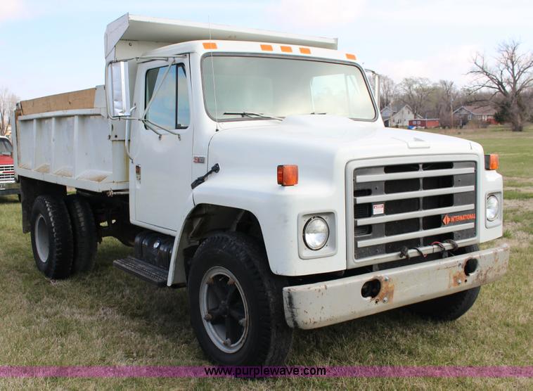 image for item F7632 1988 International S1600 dump truck