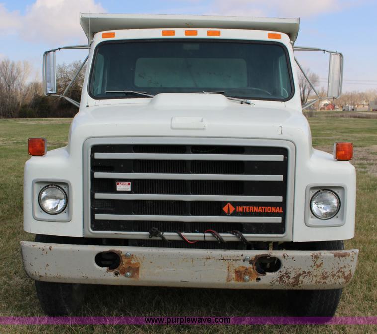 image for item F7632 1988 International S1600 dump truck