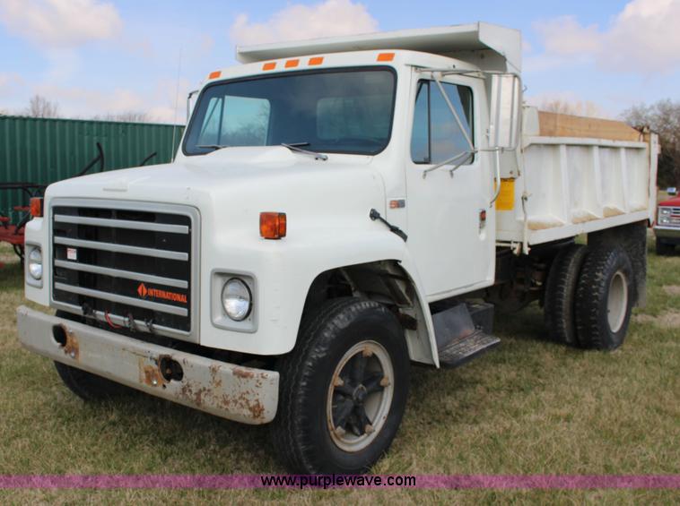 image for item F7632 1988 International S1600 dump truck