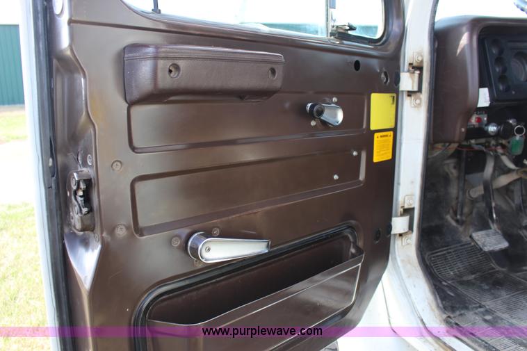 image for item F7632 1988 International S1600 dump truck