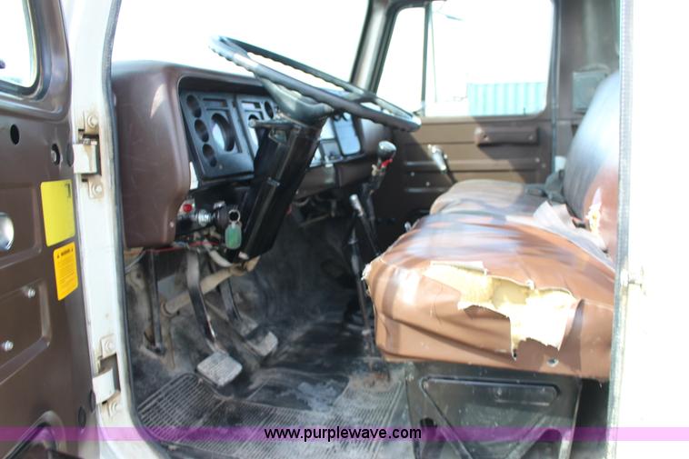 image for item F7632 1988 International S1600 dump truck