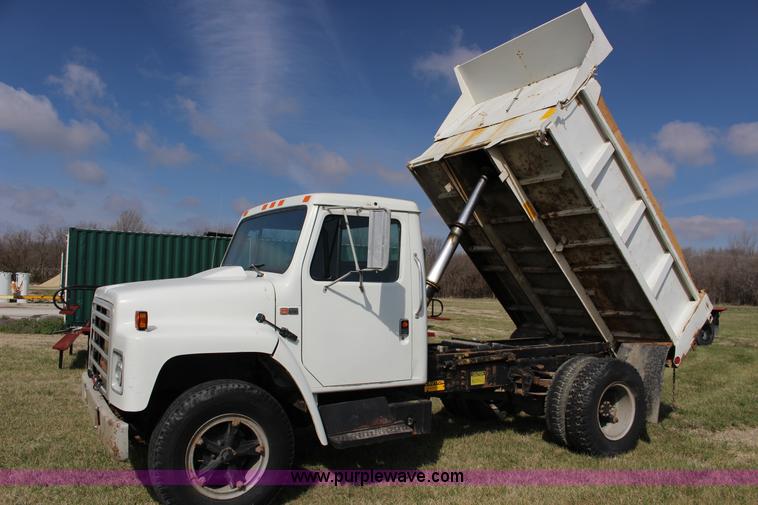 image for item F7632 1988 International S1600 dump truck
