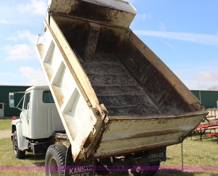 image for item F7632 1988 International S1600 dump truck