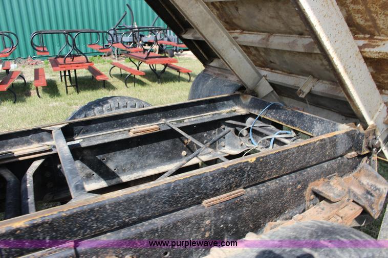 image for item F7632 1988 International S1600 dump truck