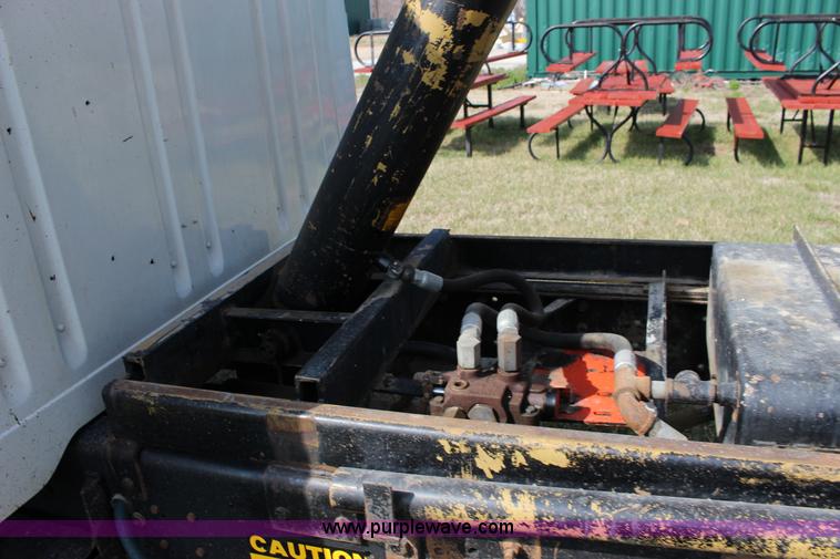 image for item F7632 1988 International S1600 dump truck