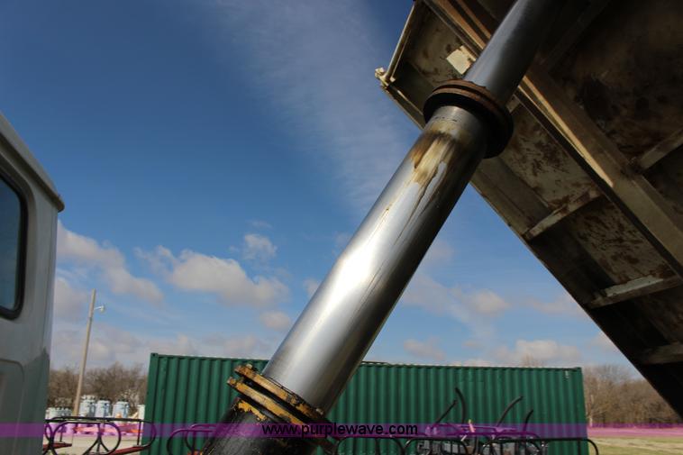 image for item F7632 1988 International S1600 dump truck