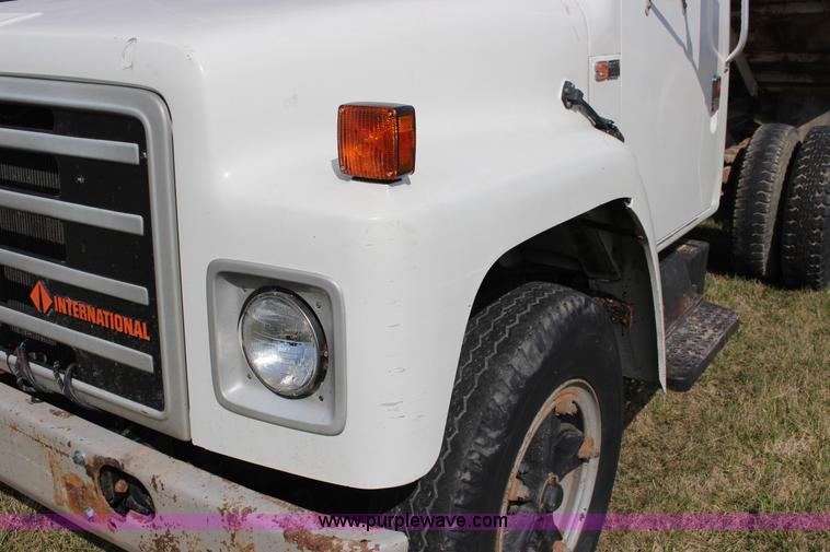 image for item F7632 1988 International S1600 dump truck