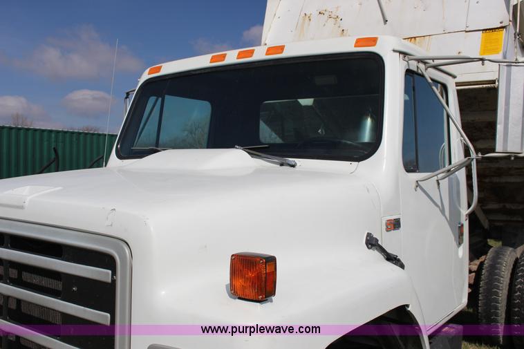 image for item F7632 1988 International S1600 dump truck