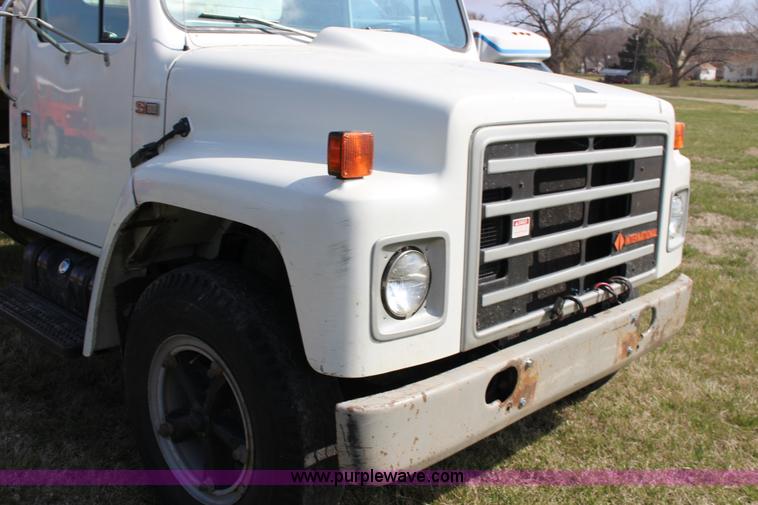 image for item F7632 1988 International S1600 dump truck