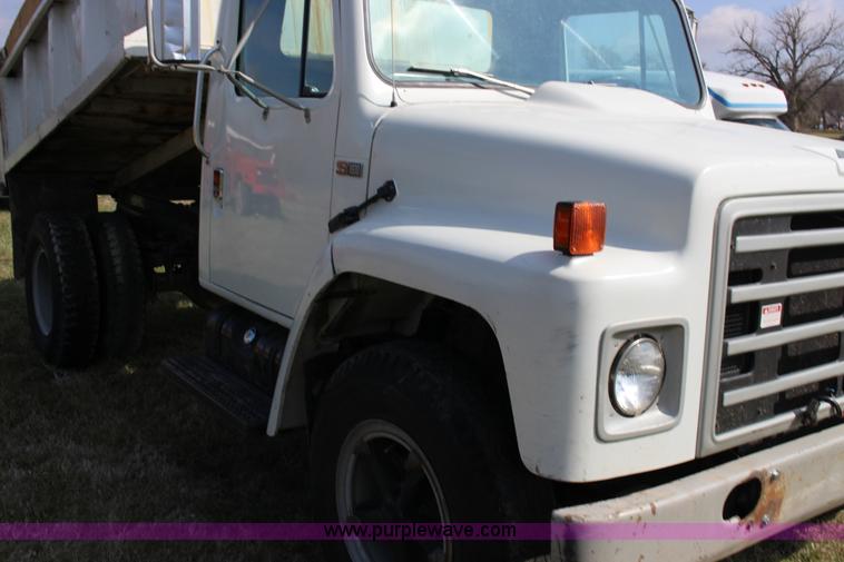 image for item F7632 1988 International S1600 dump truck