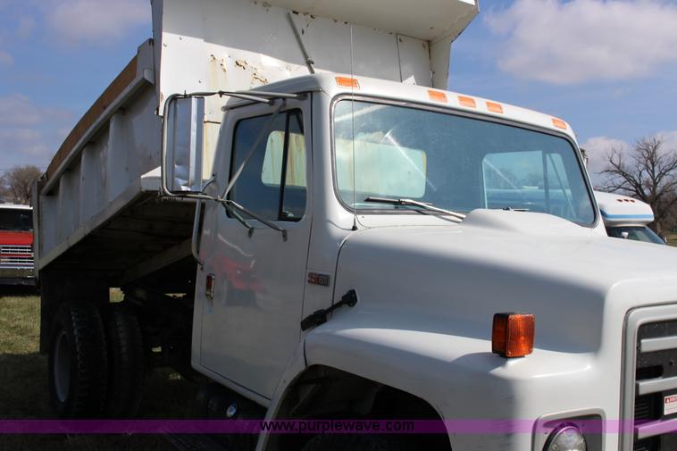 image for item F7632 1988 International S1600 dump truck