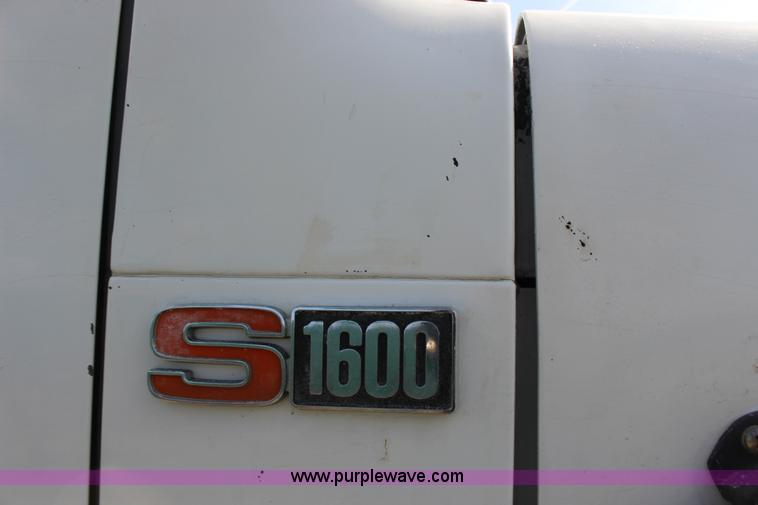 image for item F7632 1988 International S1600 dump truck