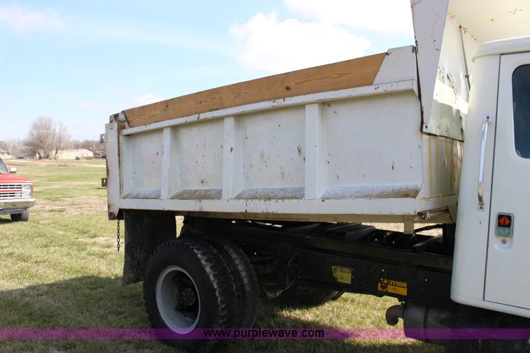 image for item F7632 1988 International S1600 dump truck