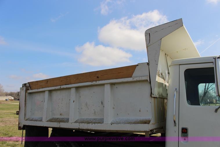 image for item F7632 1988 International S1600 dump truck