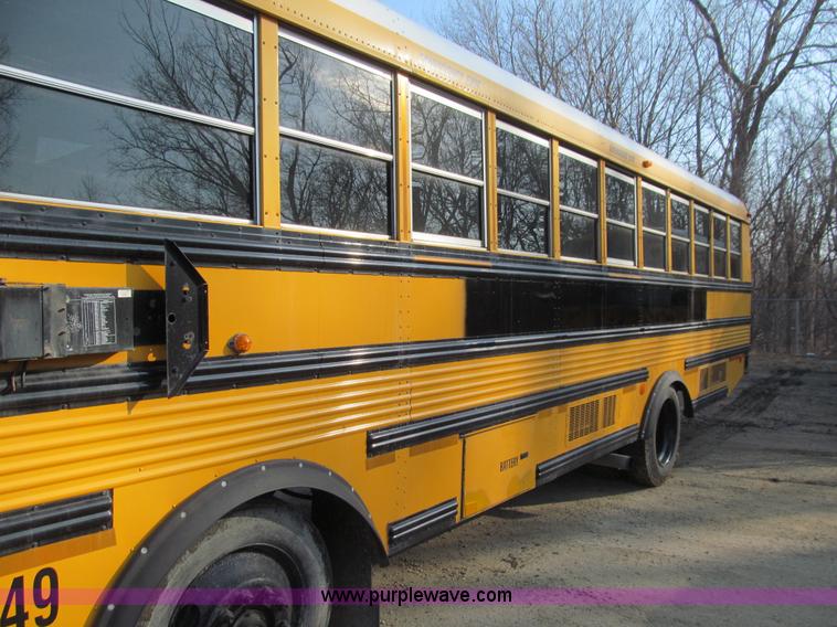 image for item J3329 2001 Thomas Saf-T-Liner MVP EF school bus