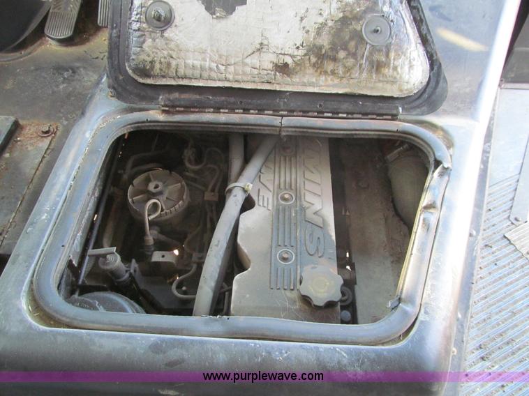 image for item J3329 2001 Thomas Saf-T-Liner MVP EF school bus