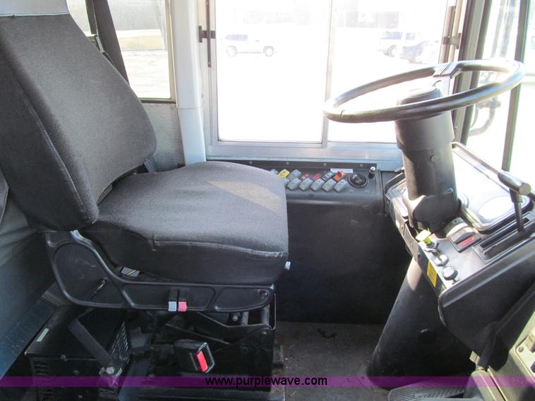 image for item J3330 2004 Thomas Saf-T-Liner MVP EF bus