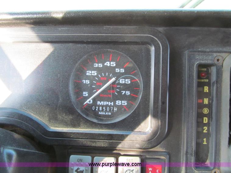 image for item J3330 2004 Thomas Saf-T-Liner MVP EF bus