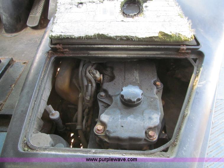 image for item J3330 2004 Thomas Saf-T-Liner MVP EF bus