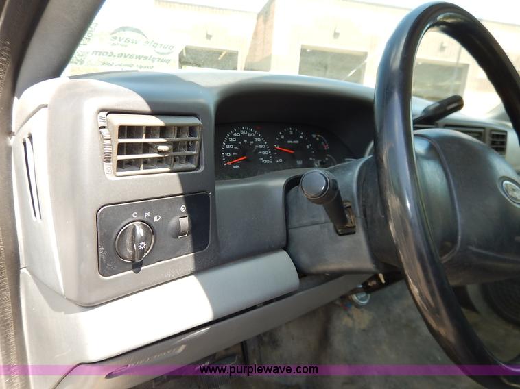 image for item J3962 2003 Ford F250 Super Duty XL utility truck