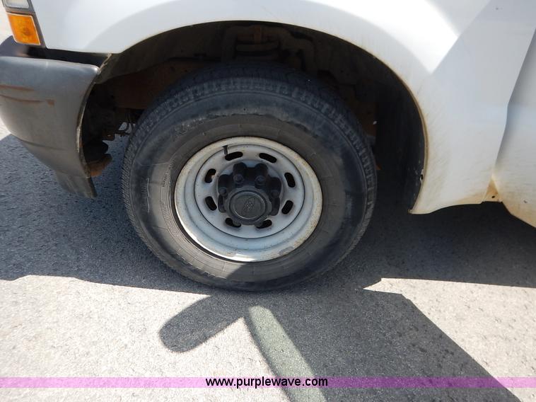 image for item J3962 2003 Ford F250 Super Duty XL utility truck