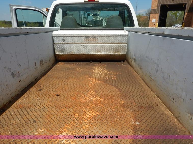 image for item J3962 2003 Ford F250 Super Duty XL utility truck