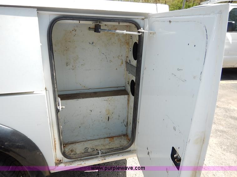 image for item J3962 2003 Ford F250 Super Duty XL utility truck