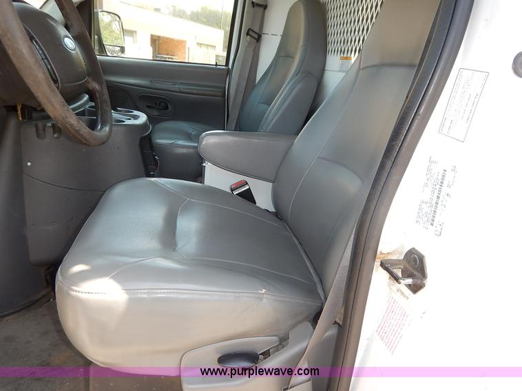 image for item J3966 2003 Ford E250 van