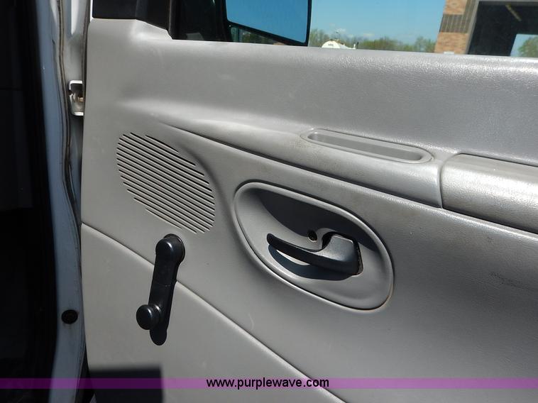 image for item J3966 2003 Ford E250 van