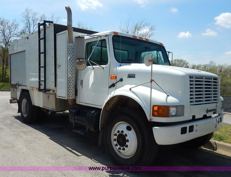 image for item J3973 2002 International 4900 sewer jet truck