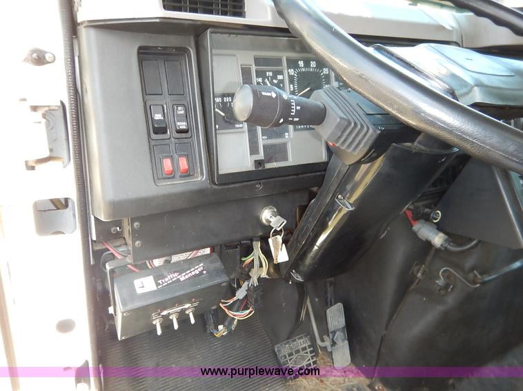 image for item J3973 2002 International 4900 sewer jet truck