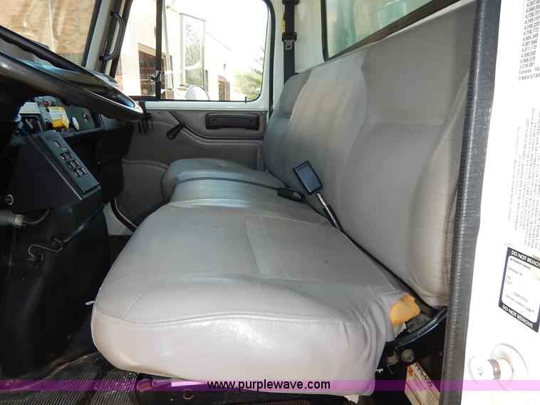 image for item J3973 2002 International 4900 sewer jet truck