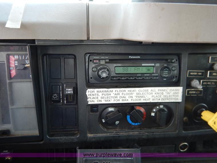 image for item J3973 2002 International 4900 sewer jet truck