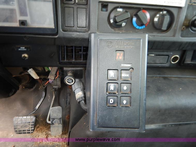 image for item J3973 2002 International 4900 sewer jet truck