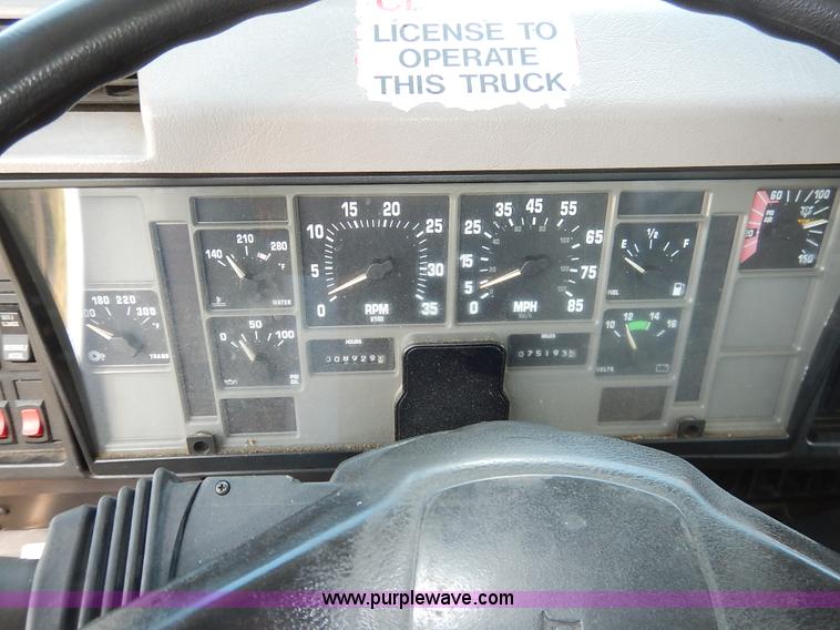 image for item J3973 2002 International 4900 sewer jet truck