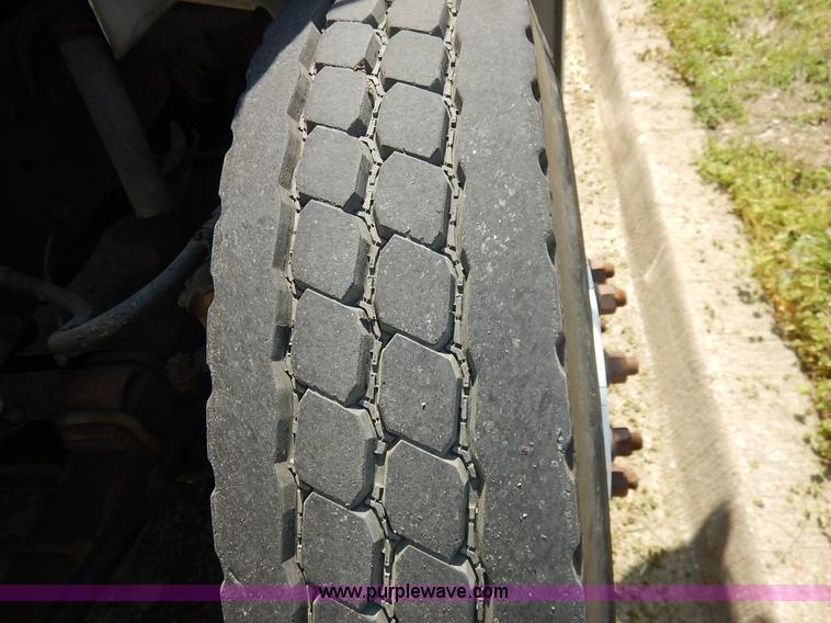 image for item J3973 2002 International 4900 sewer jet truck