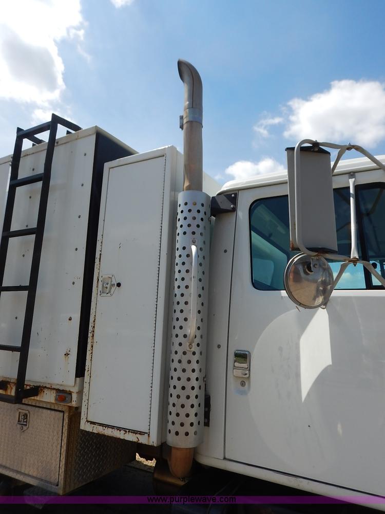 image for item J3973 2002 International 4900 sewer jet truck