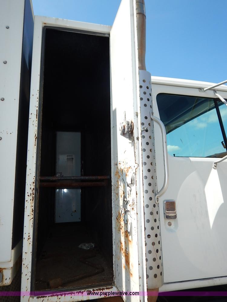 image for item J3973 2002 International 4900 sewer jet truck