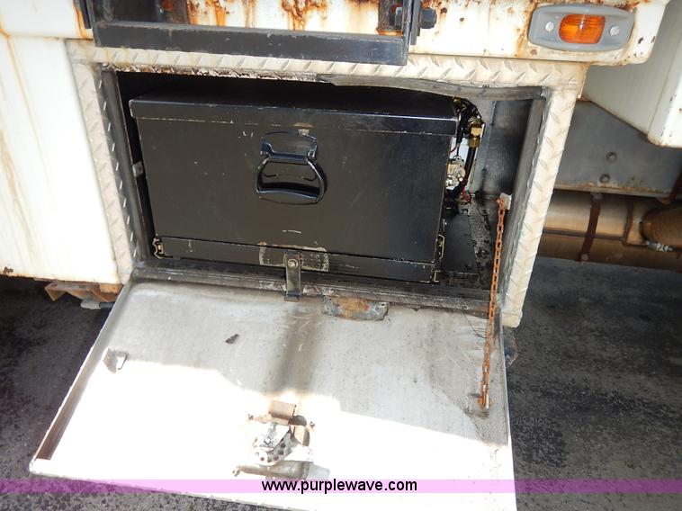 image for item J3973 2002 International 4900 sewer jet truck