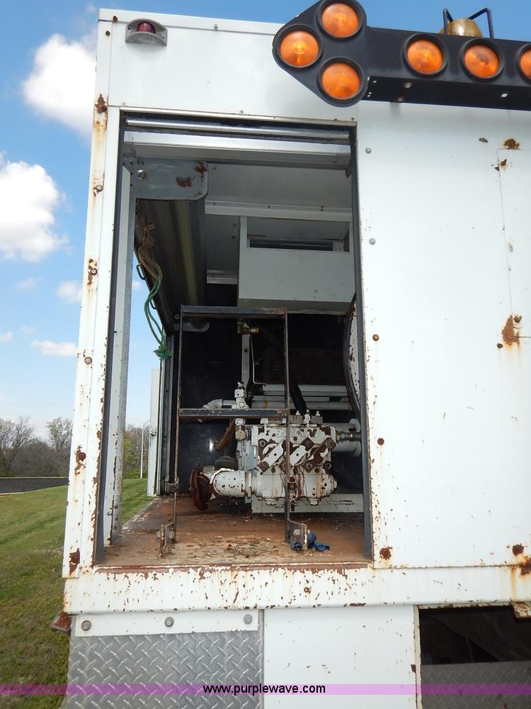 image for item J3973 2002 International 4900 sewer jet truck