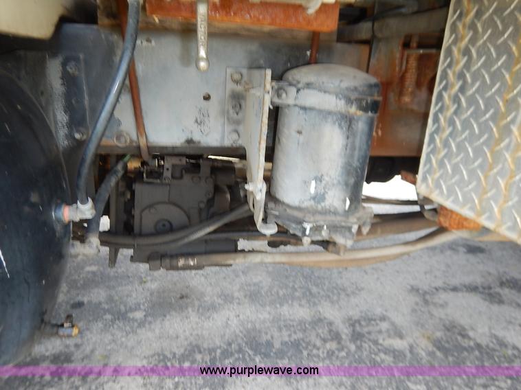 image for item J3973 2002 International 4900 sewer jet truck