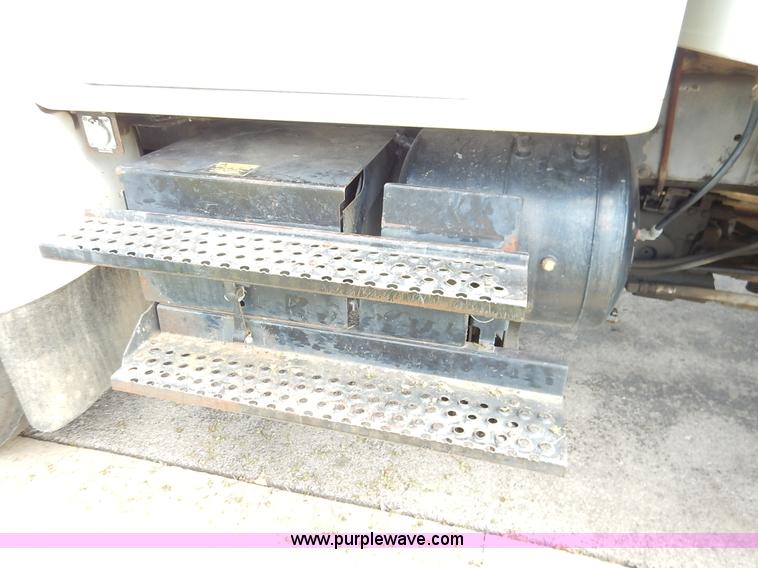 image for item J3973 2002 International 4900 sewer jet truck