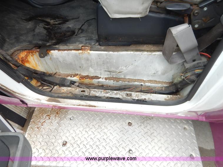 image for item J3985 2003 Ford 801 transit bus