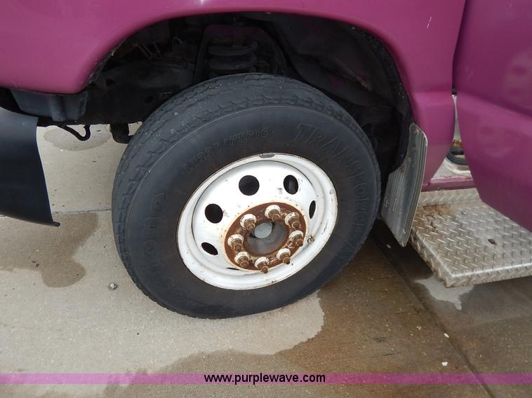 image for item J3985 2003 Ford 801 transit bus