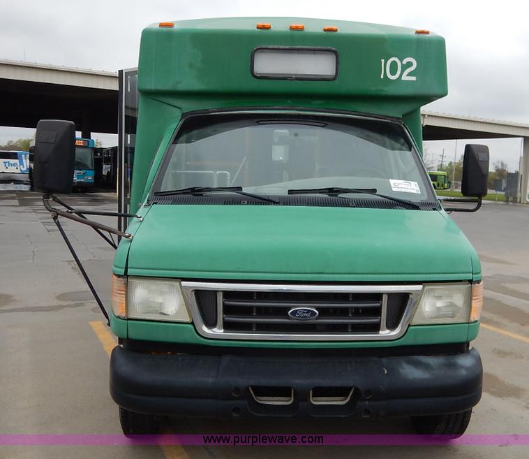 image for item J3987 2003 Ford 801 transit bus