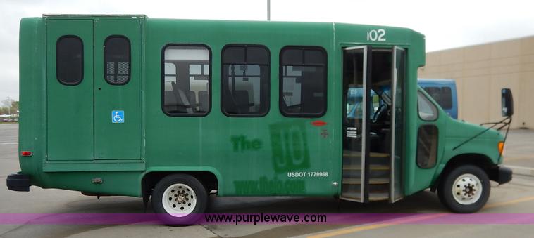 image for item J3987 2003 Ford 801 transit bus