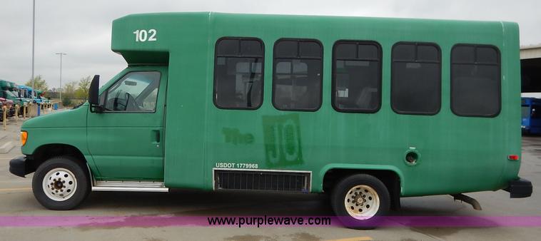 image for item J3987 2003 Ford 801 transit bus