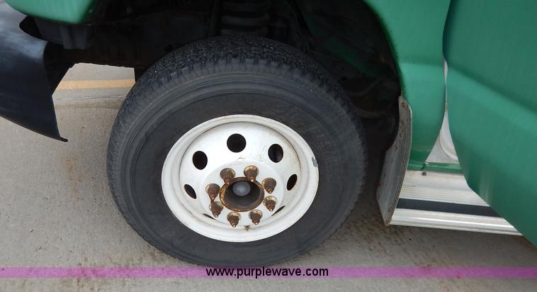 image for item J3987 2003 Ford 801 transit bus